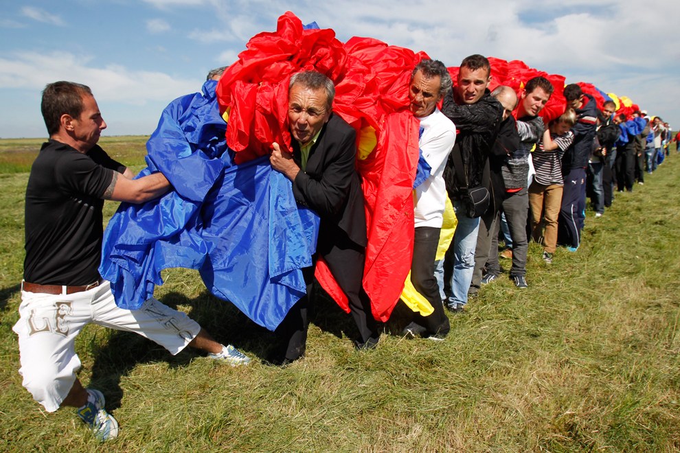 В мае 2013-го в Румылии изготовили национальный флаг, размерами 349,4 на 226,9 метров. Это был новый мировой рекорд