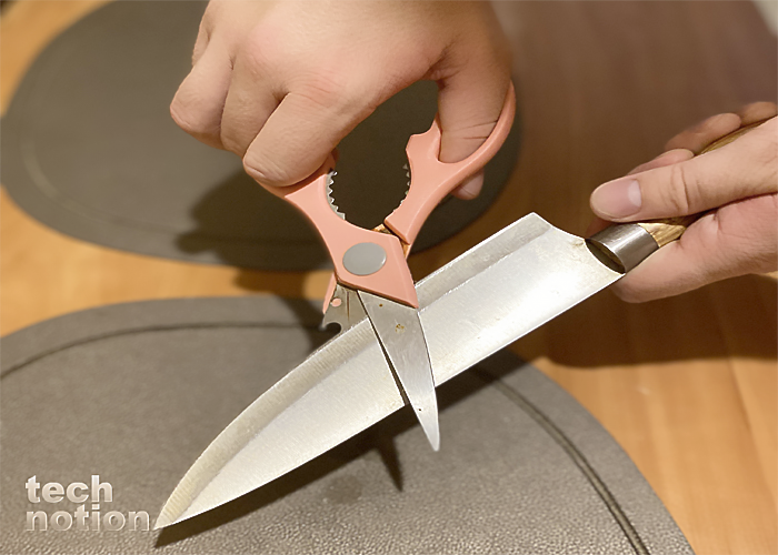 Затупившиеся ножницы можно заточить при помощи ножа / Изображение: дзен-канал technotion