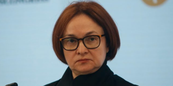 Эльвира Набиуллина осуждающе смотрит на Анналену (фото с сайта rycckienovosti.ru)