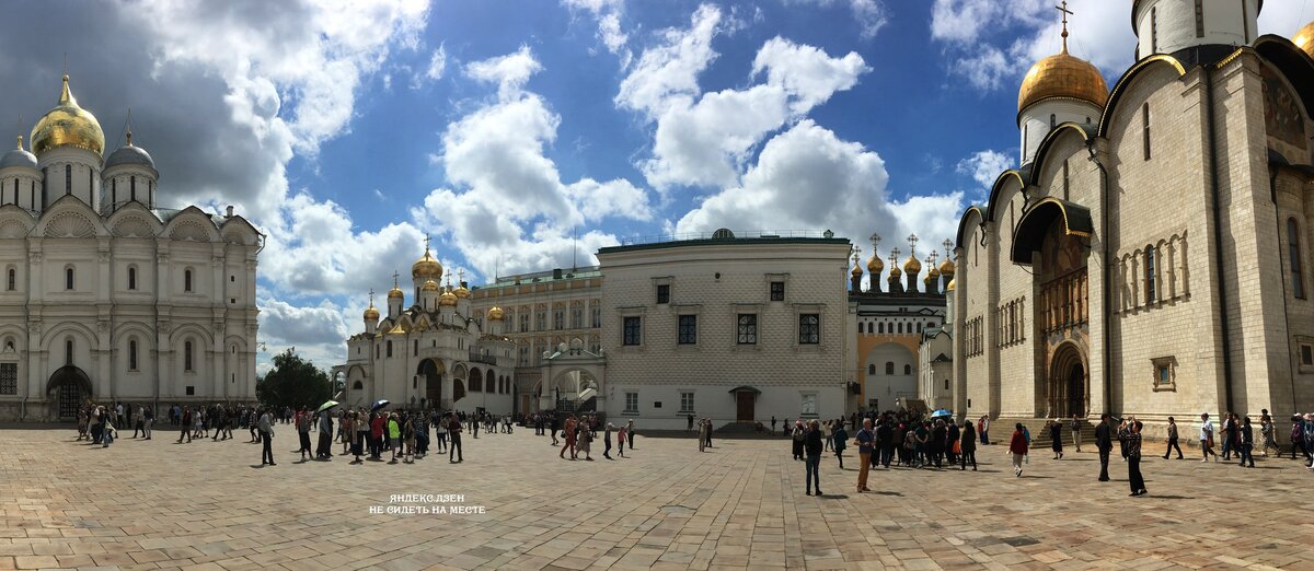 Башни, золотые купола и азиаты. Как мы ходили в Московский Кремль 