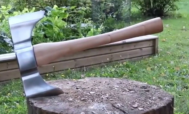 Кузнец взял старый рельс и сделал из него самодельный топор: процесс записал на видео