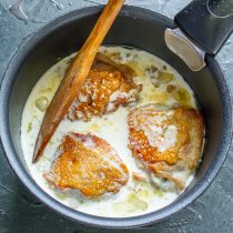 Гульчехра — курица в сметанном соусе сметанном, курицу, сотейник, бедра, соусе, чтобы, сковороду, курицы, добавляем, репчатого, зубчик, куриные, рецепт, мелко, нужно, режем, специи, кинзу, цвета, золотистого