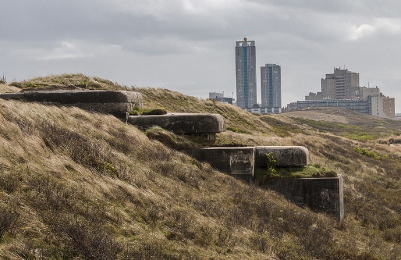 Вход в подземный город на фоне Гааги бункер, нацизм, нидерланды