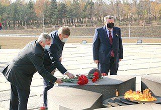 Помощник Президента, председатель Совета по делам казачества Анатолий Серышев (в центре) с полномочным представителем Президента в ЮФО Владимиром Устиновым (справа) и губернатором Ростовской области Василием Голубевым в ходе посещения комплекса «Самбекские высоты».