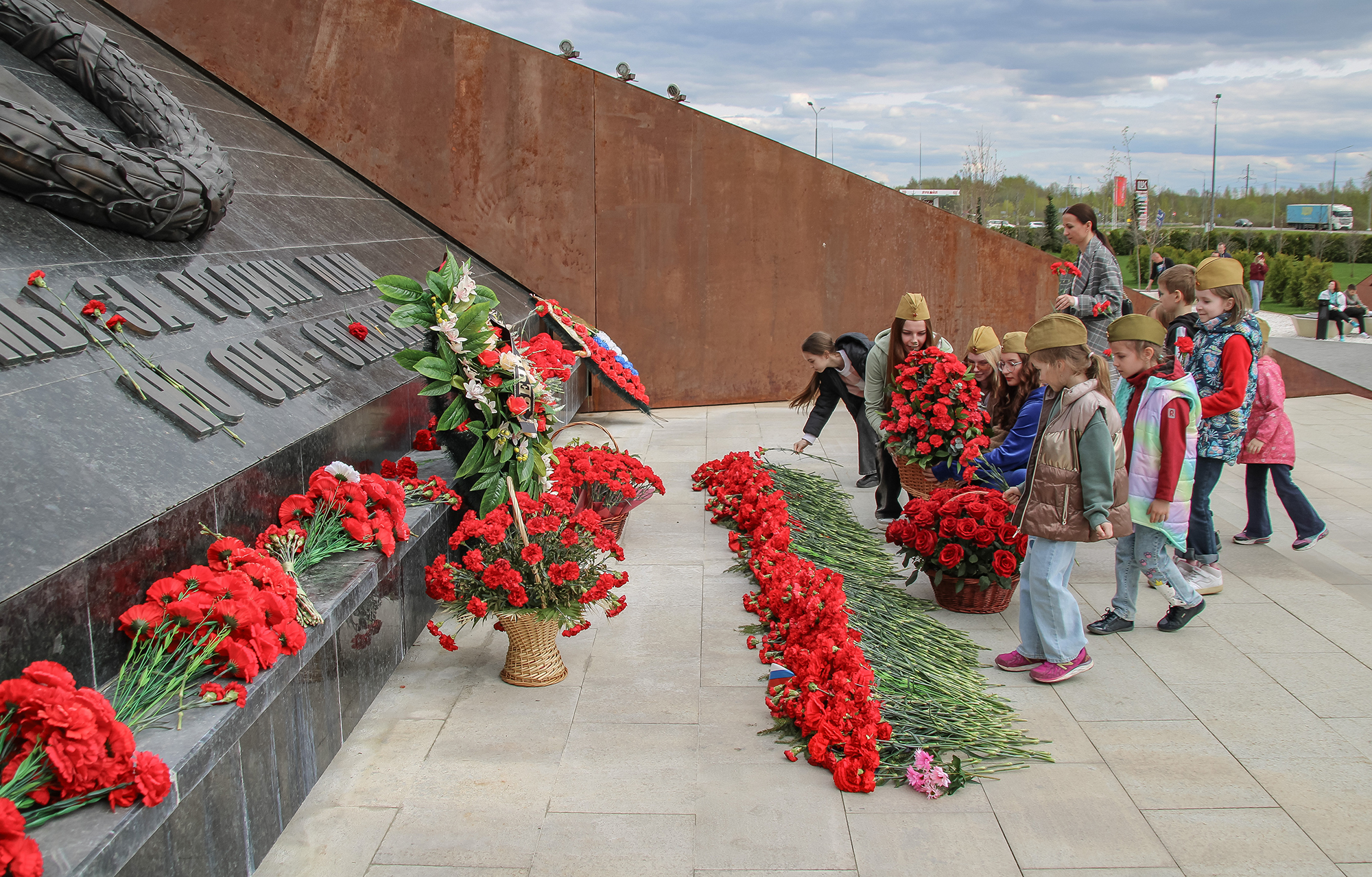 У Ржевского мемориала завершился автопробег в честь Дня Победы