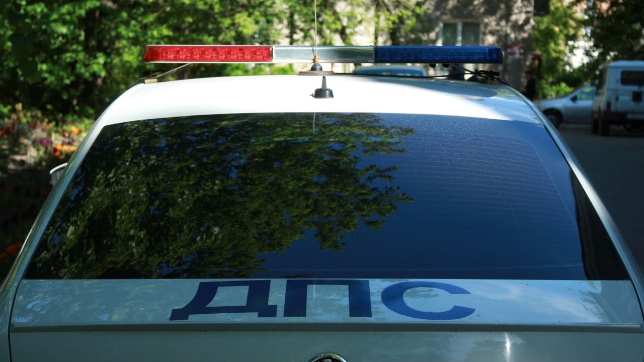 Иномарка врезалась в ворота гимназии на Выборгской улице в Петербурге Происшествия