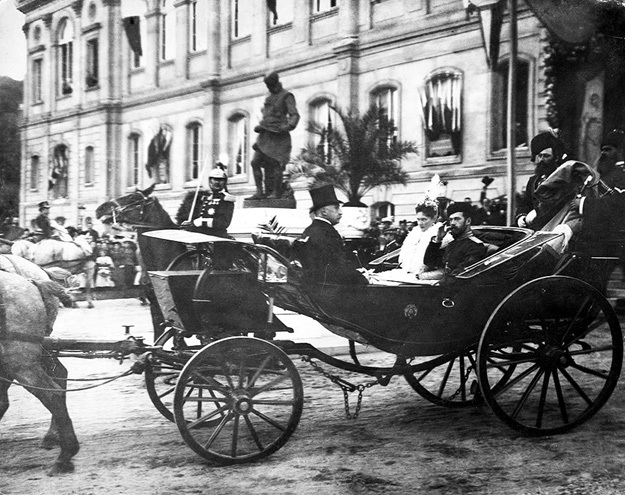 Осенью 1896 года, встречая русского императора, Франция ликовала недаром. Вскоре в страну потекли царские миллионы - и личные, и казенные, а потом и залоговое золото для закупки оружия