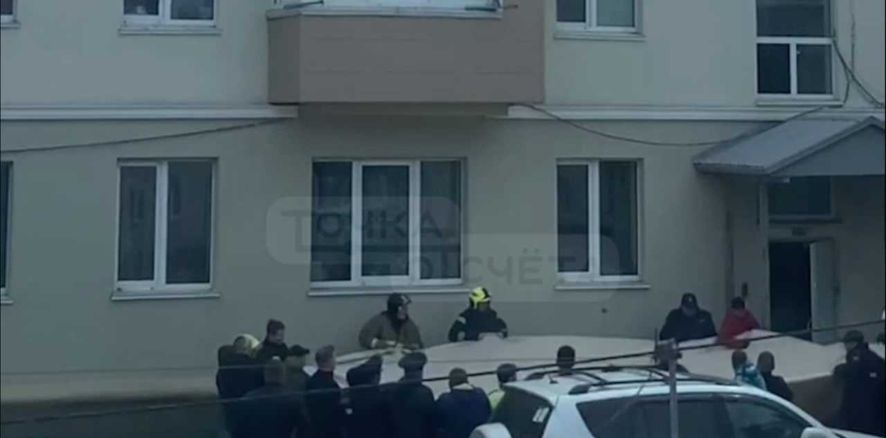 Молодой мужчина сорвался с козырька многоэтажки на Сахалине