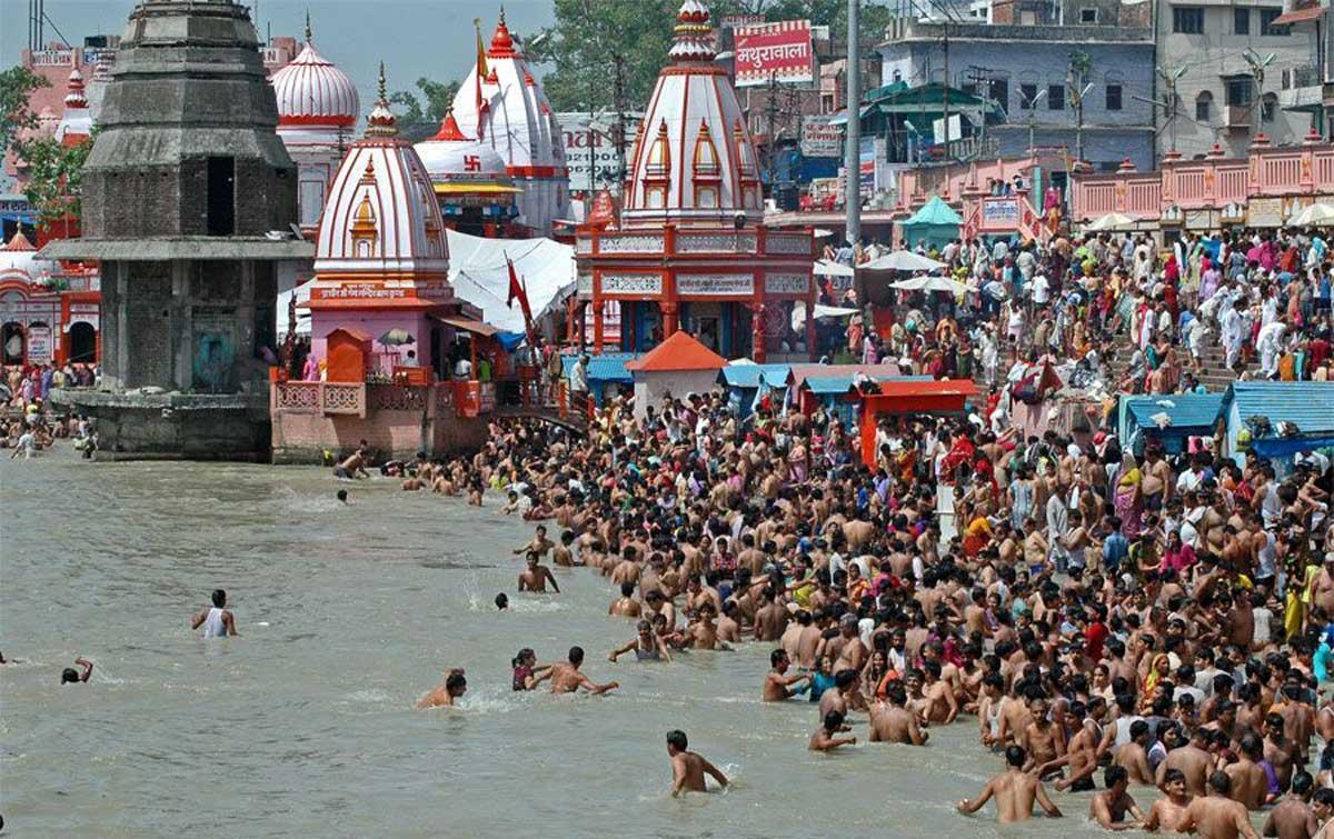 Почему индийцы загрязняют Ганг? умерших, сбрасывают, водах, человек, крупных, миллионы, неимением, Ганга, которые, городов, ежегодно, купаются, миллионов, количество, регулярно, людей, заболеваний, бассейне, речной, пользуются