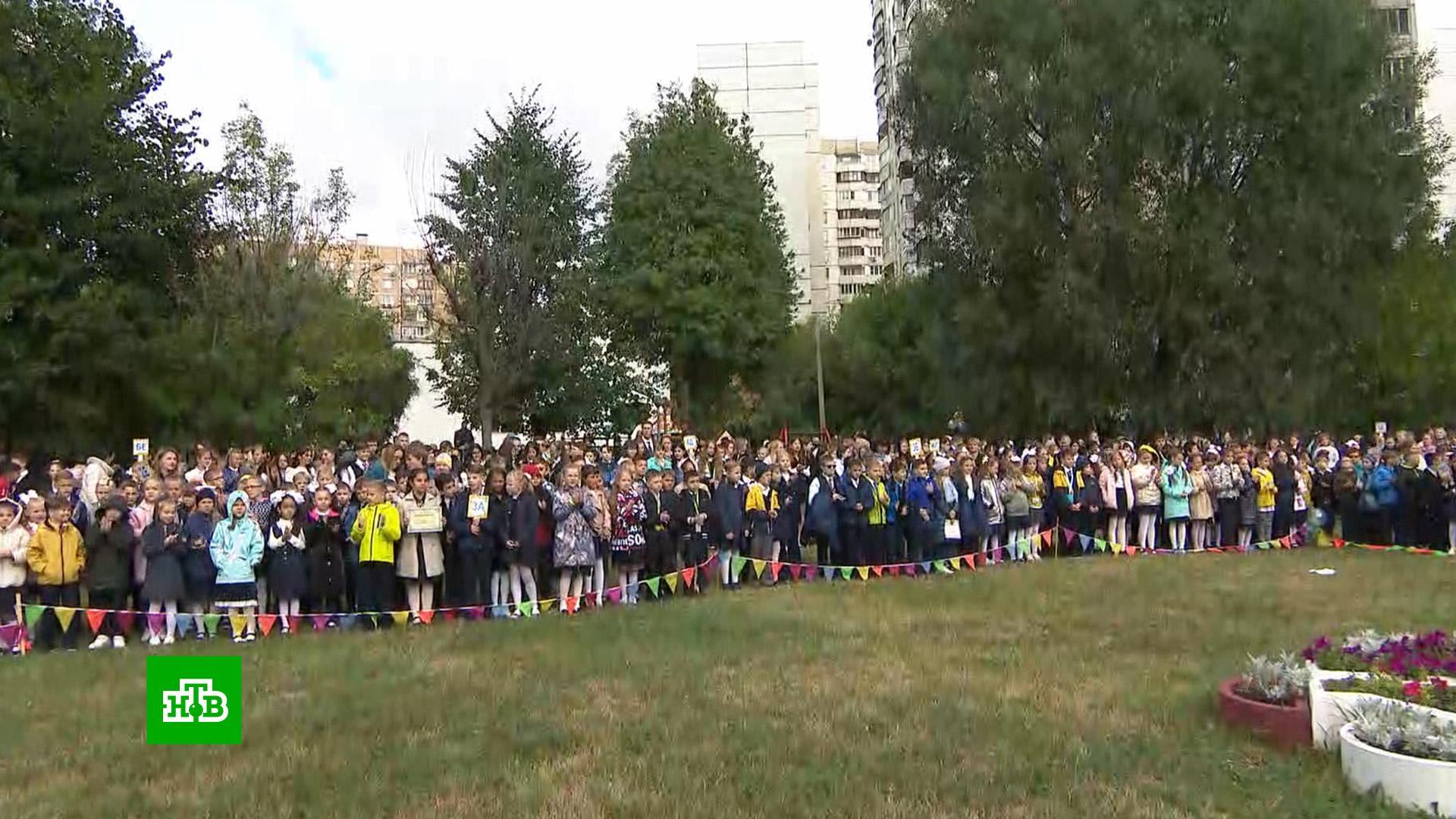 В москве не будет линеек 2 сентября. Линейка 1 сентября 2022. 1 Сентября 2022 Москва. Линейка в 31 школе. День знаний для подростков.