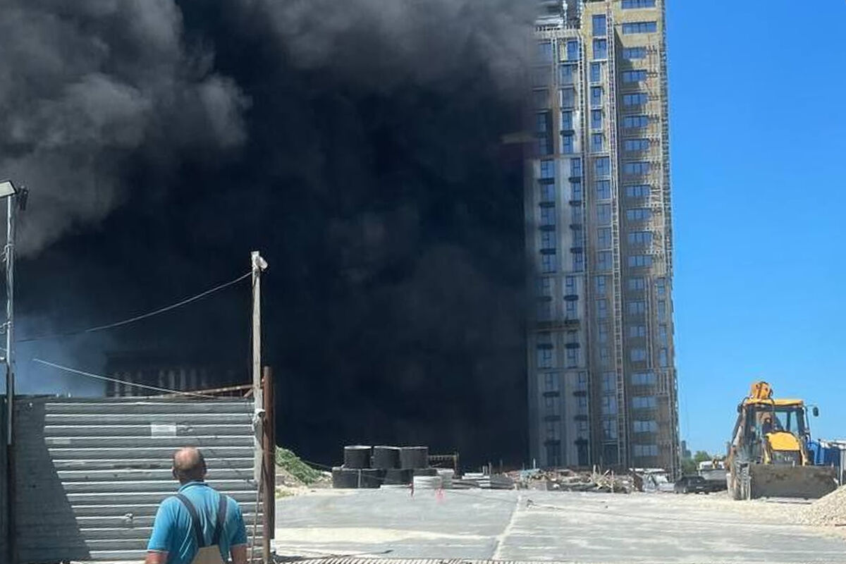 Появились кадры пожара в здании ЖК 
