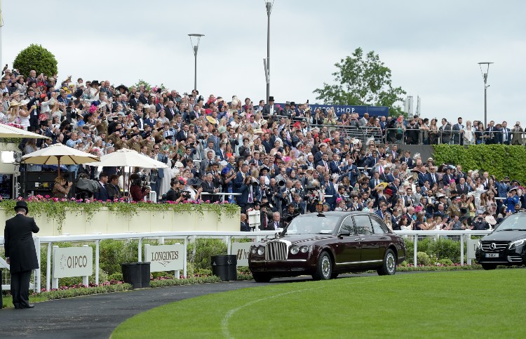 Королева Елизавета II посетила последний день скачек Royal Ascot Монархи,Британские монархи