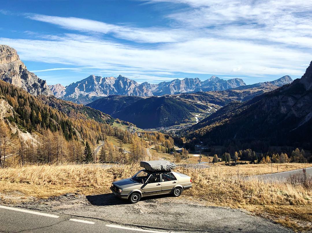 A. винтажные автомобили. старые машины. крайслер 1947. роут 66 и кабриолет.
