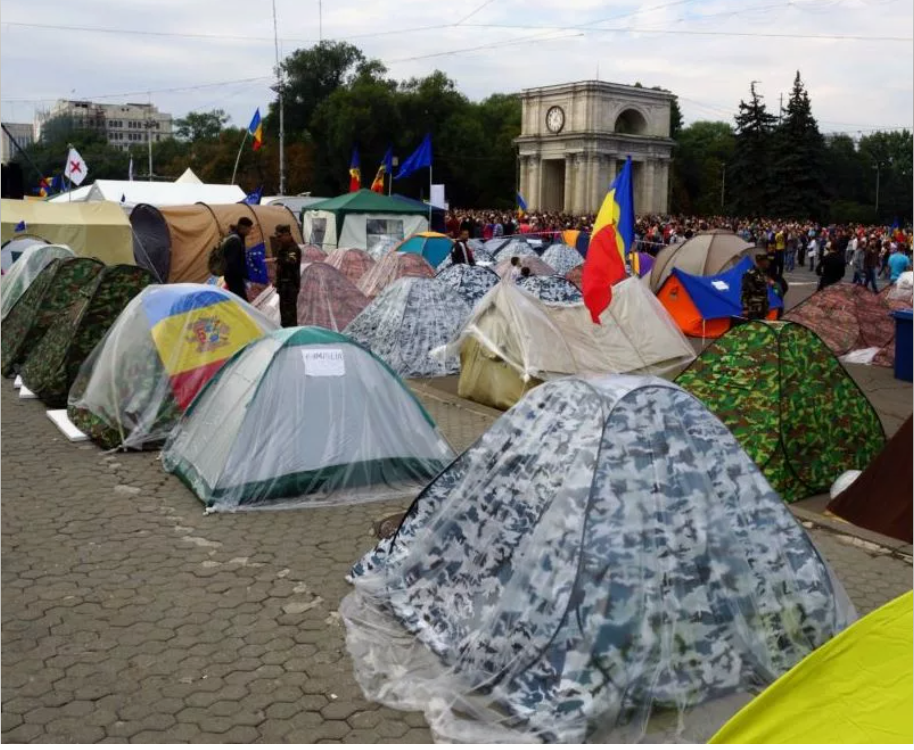 Если вдруг в какой-то стране «представители гражданского общества» вдруг выйдут на площадь и начнут требовать демократии и прочих пряников, не надо их трогать. Не надо.-2