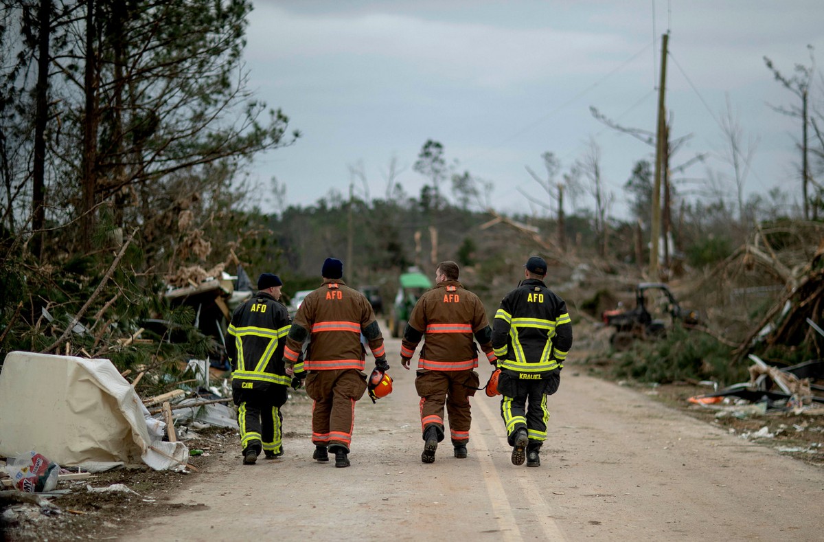 Последствия смертоносного торнадо в штате Алабама катастрофы