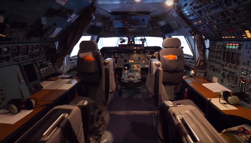 Посмотрите, как выглядит внутри один из самых больших самолетов в мире — Ан-124-100 можно, находится, экипажа, человек, самолета, самолетов, лайнера, узенькой, отсека, грузового, лестнице, металлической, крутой, Подняться, отдыха, земли, поверхностью, метров, высоте, Единственное