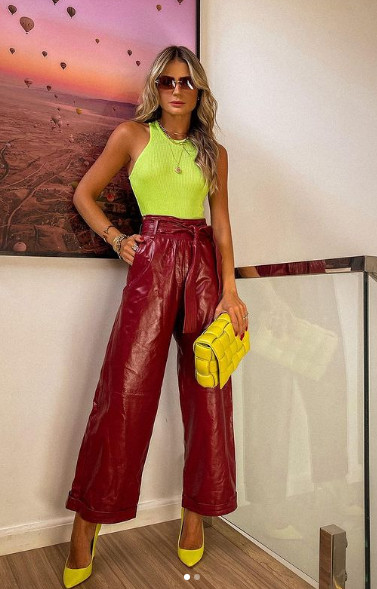 Бразильская fashion-блогер Тасия Навес в новом модном решении повседневного образа. модный, Навес, очень, модную, лодочками, сочетала, яркий, желтый, красными, кожаными, кюлотами, дополнила, ансамбль, клатчем, цвета, желтого, решением, Получилось, элегантно, запоминающее