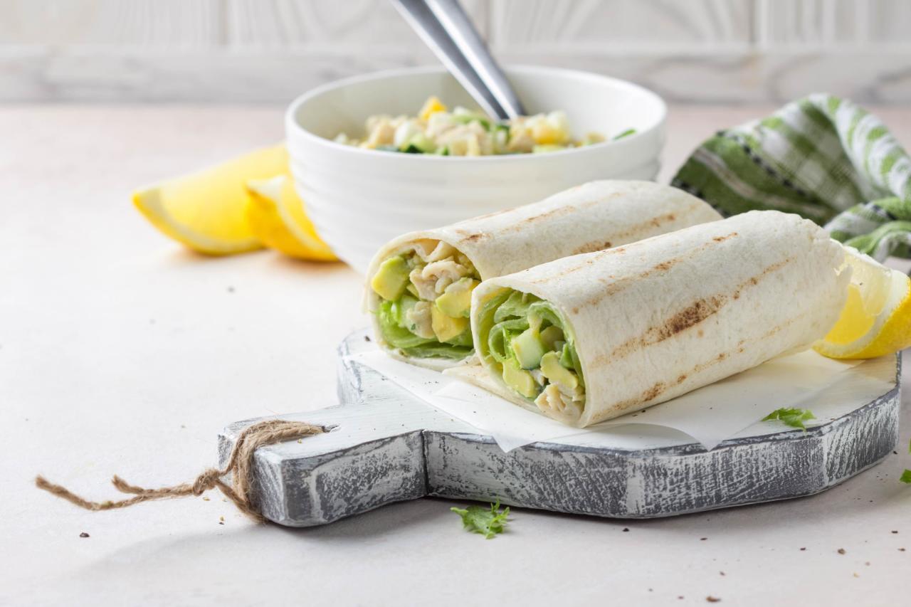 Ролл из лаваша с авокадо