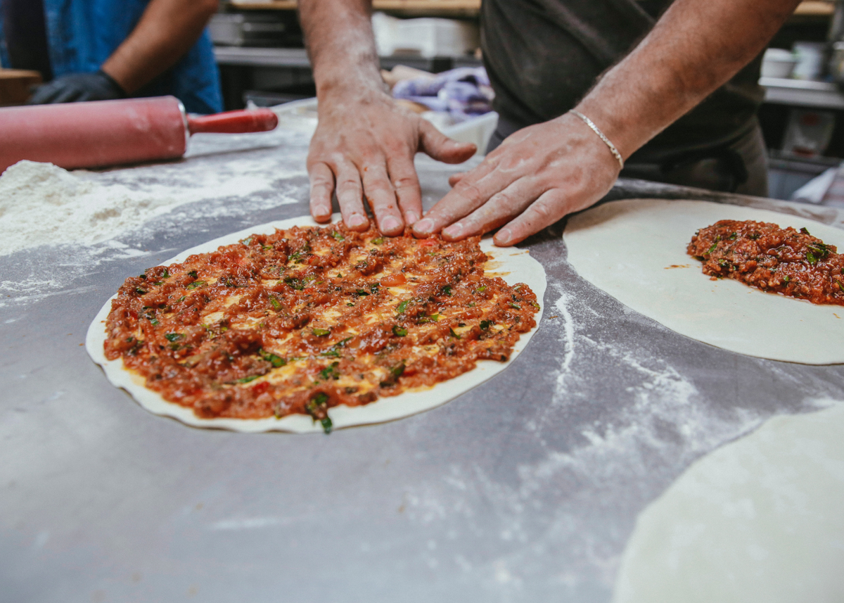 Быстрый способ приготовить лахмаджун (турецкую пиццу) тесто, перец, половина, чайной, затем, перец —, в течение, лахмаджун, поверхность, мукой, Разделите, на восемь, минут, частей, тонким, слоем, не требует, помидоры, блюдо, смешайте