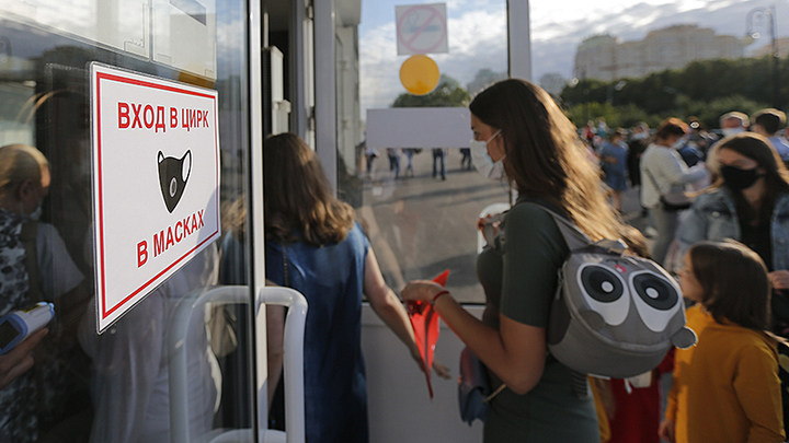 ИСПОРЧЕННЫЙ ТЕЛЕФОН: АННА ПОПОВА ВОВСЕ НЕ ЗАПРЕЩАЛА МАССОВЫЕ МЕРОПРИЯТИЯ. НО ОЧЕНЬ ЭТОГО ХОЧЕТ