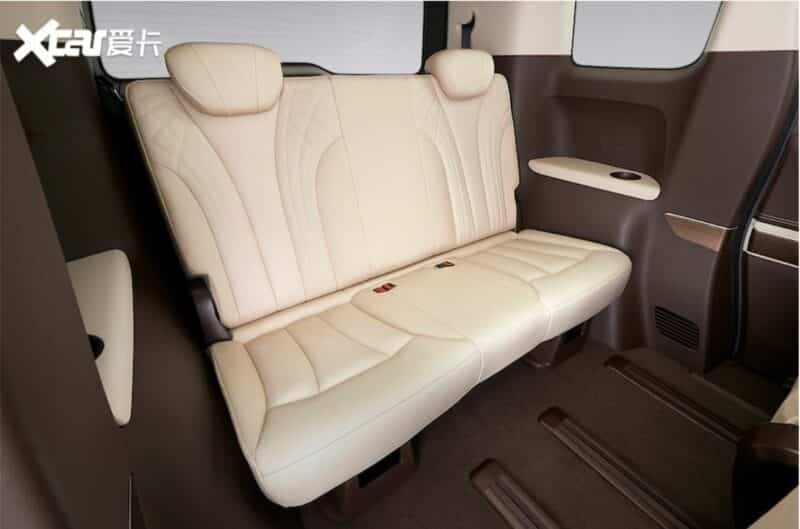 Официальные изображения минивэна FAW Bestune M9 представлены в Китае