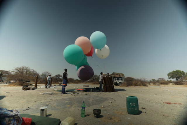 Новый Винни-Пух: Путешественник поднялся над Африкой на воздушных шариках Африка,вверх,воздушные шары,изобретатель,полет,Пространство,Рации,самолет