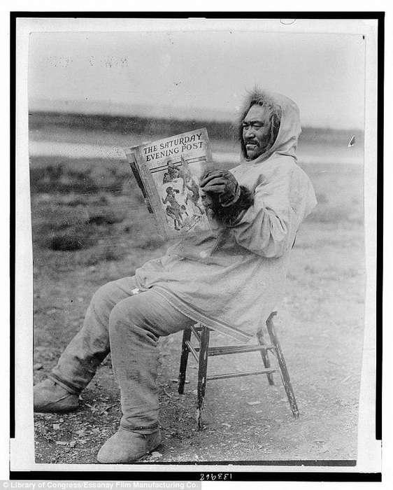 Мужчина-инуит читает Saturday Evening Post, выпуск 1913 г.