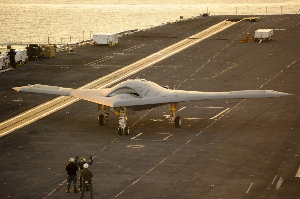 Многострадальный "X-47B", используя двигатель "Pratt & Whitney F100-220", достиг максимальной скорости в 990 км/час, а максимальная дальность полёта была 3900 км. Максимальная взлётная масса беспилотника - 20 185 кг.