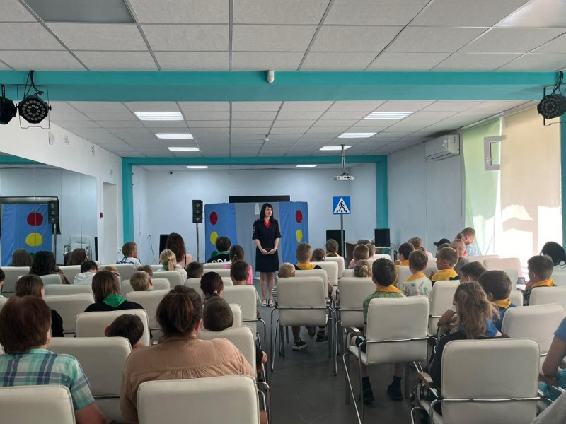 В Вышневолоцком округе воспитанникам летнего лагеря показали «Опасную дорогу»