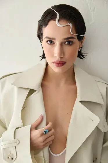 Алина Загитова стала лицом ювелирного бренда, позируя с олимпийскими медалями