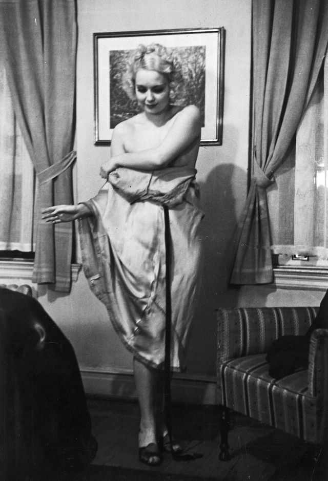 Как раздеваться перед мужем: руководство 1937 года, которое пригодится современным женщинам Как раздеваться перед мужем: руководство 1937 года, которое пригодится современным женщинам брак и семья