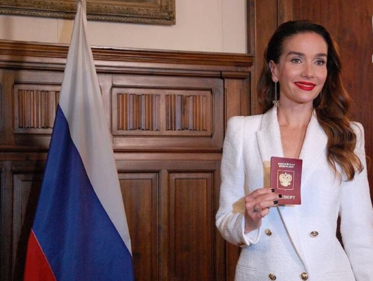 Наталья Орейро получила российский паспорт в Буэнос-Айресе (ВИДЕО)