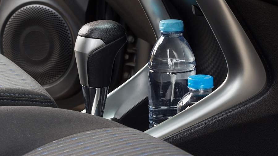 Россиянам посоветовали не оставлять питьевую воду в машине летом