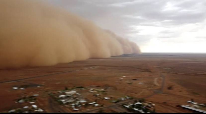 Очевидцы сняли на видео песчаную бурю в Австралии
