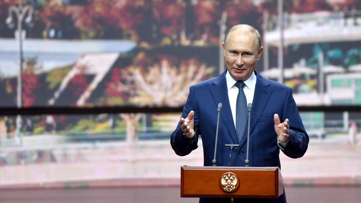 Путин заявил о лидирующей позиции сотрудников МЧС России в решении экстраординарных задач