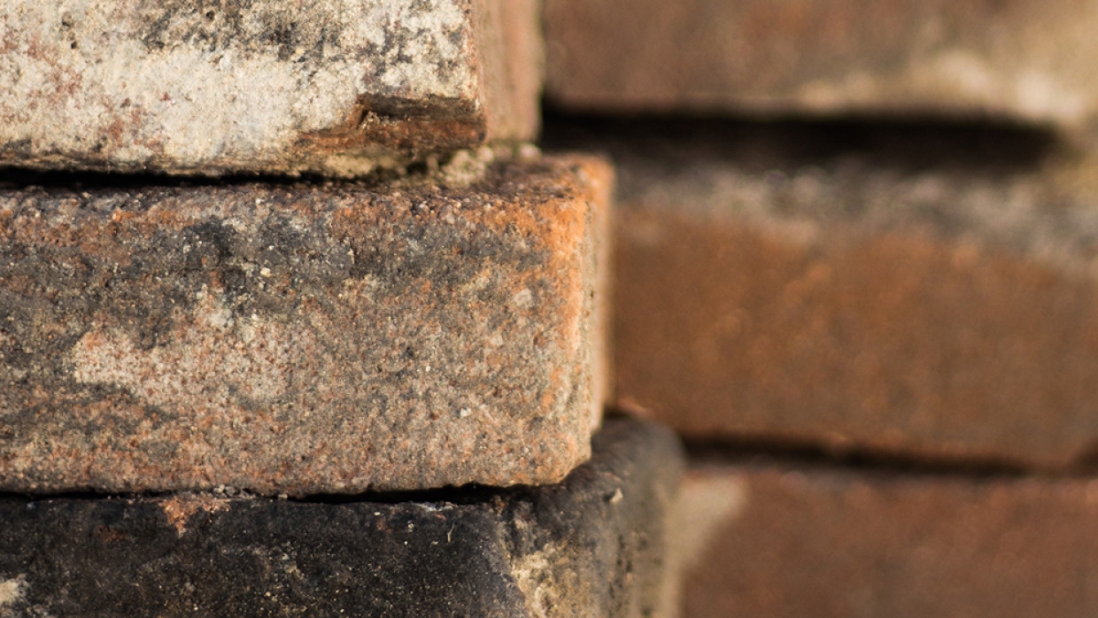 Упавший с четвертого этажа кирпич едва не убил петербурженку