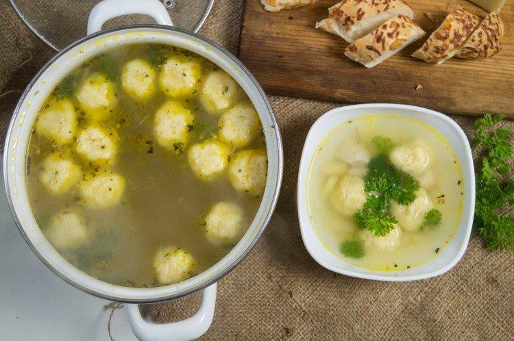 12 вкусных cупов с клецками, с которыми справится любая хозяйка добавь, специи, морковь, клецки, минут, луковица, бульон, кастрюлю, картофелины, бульона, отправь, картошку, Смешай, клецками, выложи, вместе, ложкой, кипящий, курицы, специями