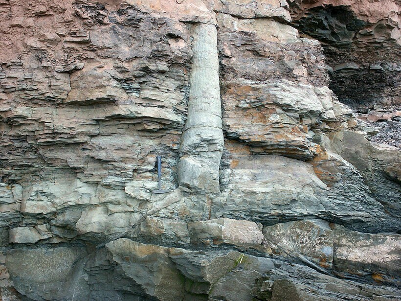 Странные трубы в скале. Фото: wikimedia.org 
