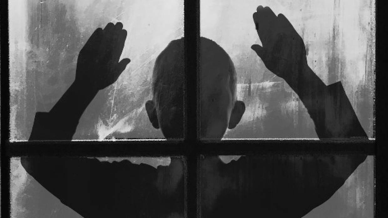 Мать сбросила из окна многоэтажки свою 8-летнюю дочь под Судаком в Крыму