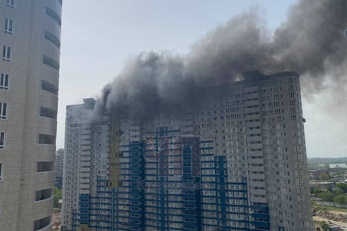 Спасатели начали тушить пожар на крыше строящегося дома в Краснодаре