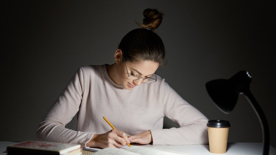 Школьница готовится к ЕГЭ по физике