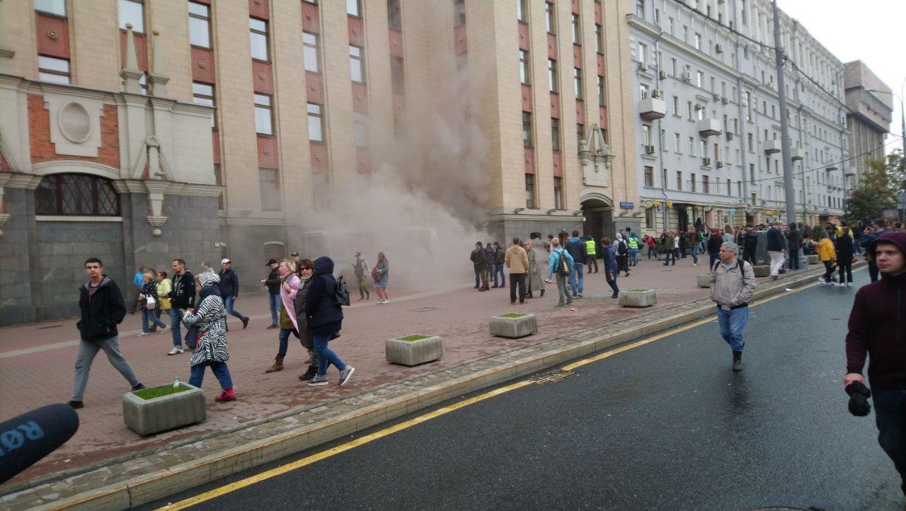 Массовое изменение. Уличные беспорядки в Москве. Тверская улица беспорядки. Тверская улица беспорядки 2000. Провокатор Москва.