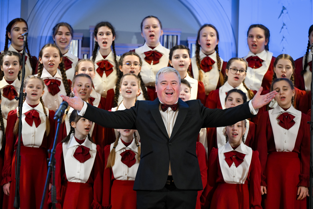Анатолий Кисляков, Большой детский хор: «Куда ни приедешь, начнешь петь «Пусть бегут неуклюже» или «Голубой вагон», обязательно зал подхватит» - свежие новости на Toplenta