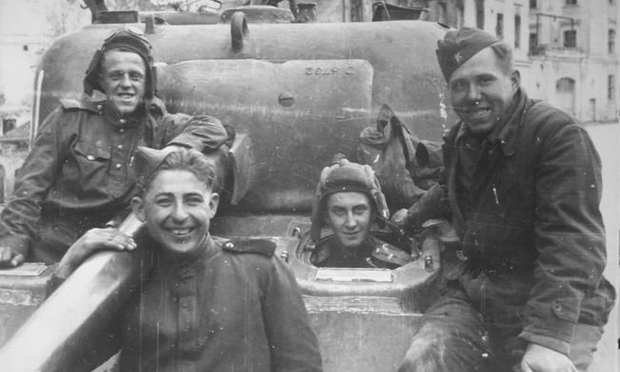 ​Выжили! Счастливый экипаж советского танка М4А2(75)W «Шерман» на одной из улиц Вены - Венский вальс для «Шерманов» | Warspot.ru