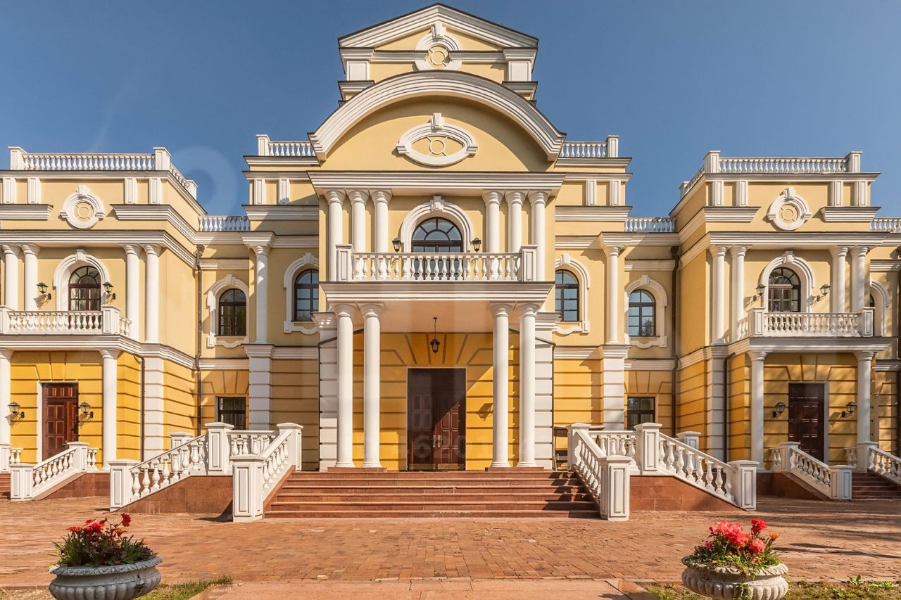 Усадьба дорого. Дворец в поселке Шервуд. Лос-Анджелесе особняк le Palais. Элитный особняк в поселке Шервуд. Дорогой дворец.