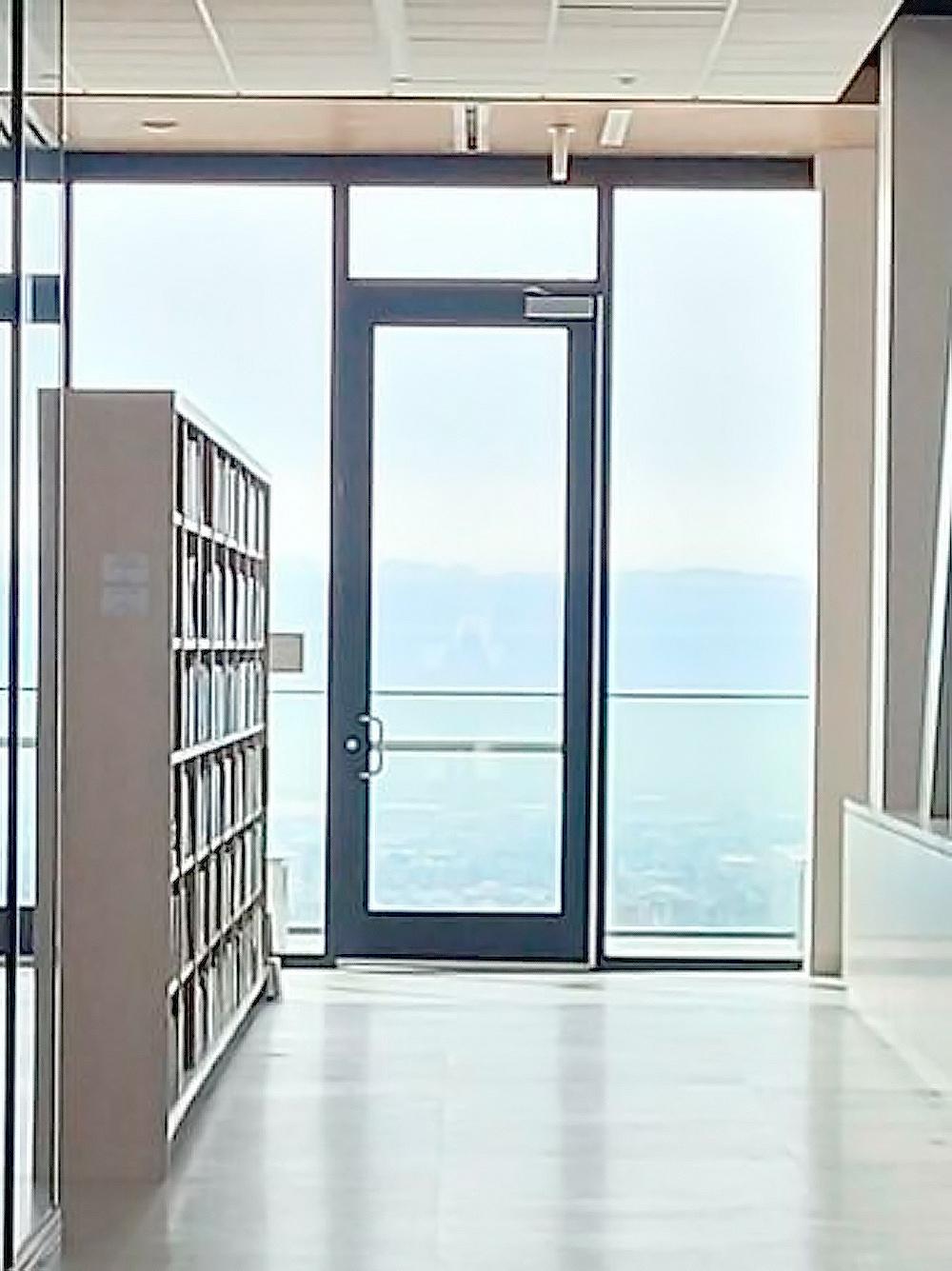 Дверь на фоне деревьев