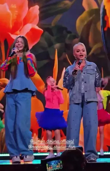 14-летняя внучка Ларисы Долиной вышла вместе с ней на сцену Долина, вместе, Долиной, которую, стали, ДолинаАлександра, звезды, концерте, квартиры, Единственная, скандалом, захотела, добросовестной, возвращать, покупательнице, Полине, Лурье, обернулась, указке, сделка