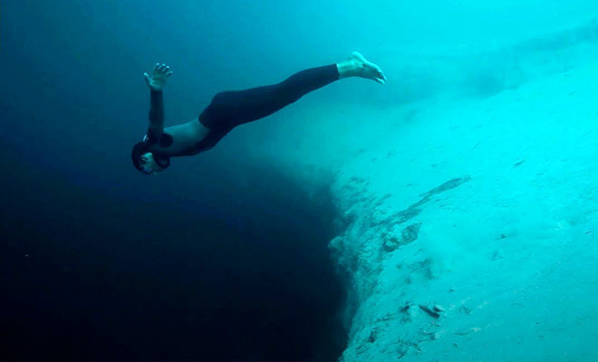 Фридайвер взял камеру и шагнул без акваланга в подводную пропасть глубиной в сотни метров. Видео