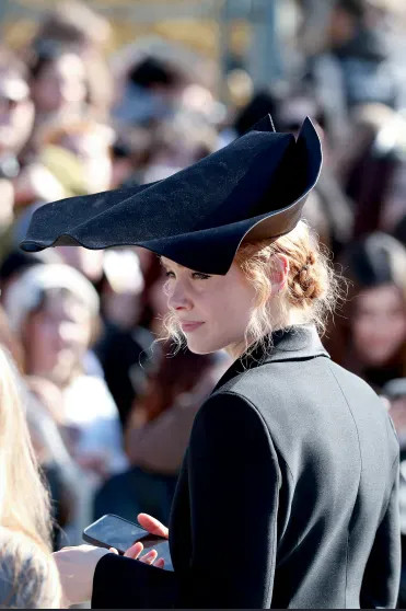 Неделя моды в Париже: Дева Кассель, Ксения Собчак, Шарлиз Терон, Ольга Карпуть и дочь Миллы Йовович на показе Dior Собчак, СобчакКсения, Карпуть, Шарлиз, Терон, Андерсон, Ольга, марта, КарпутьОльга, вуалью, кружевной, белыми, кюлотами, блузкой, 43летняя, головной, сочетала, 44летняя, ногах, фактурным