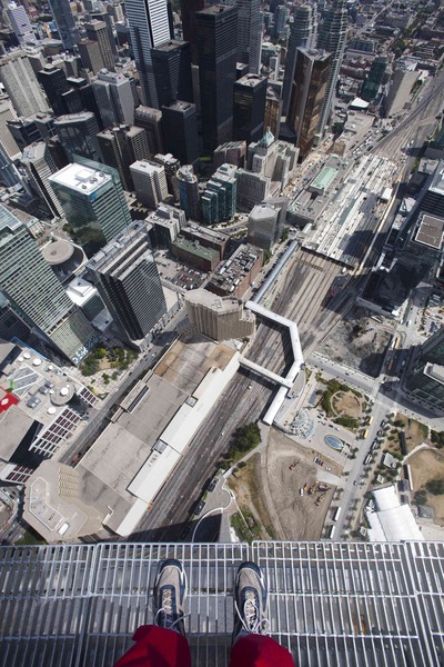 Аттракцион EdgeWalk в Торонто будет, высоте, EdgeWalk, аттракциона, Tower, метров, будут, смотровая, открытая, ходить, платформе, обойдется, человек, середины, тросом, страховочный, предосторожности, мерой, единственной, поручней